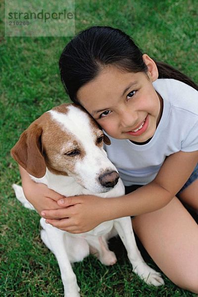 Mädchen umarmt ihren Haushund