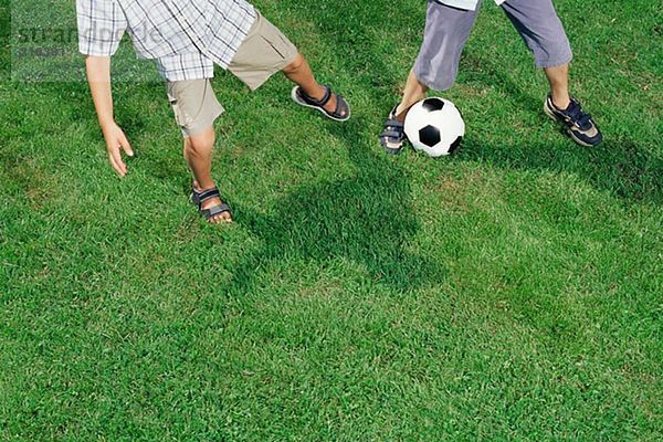 Jungen spielen Fußball