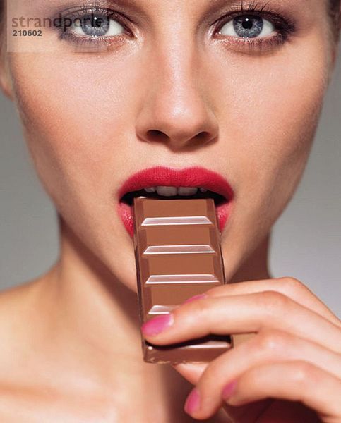 Frau isst Tafel Schokolade