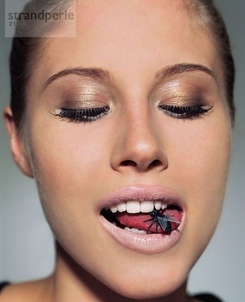 Frau mit Plastikfliege im Mund