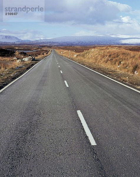 Straße durch die schottischen Highlands