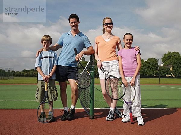 Familie auf einem Tennisplatz