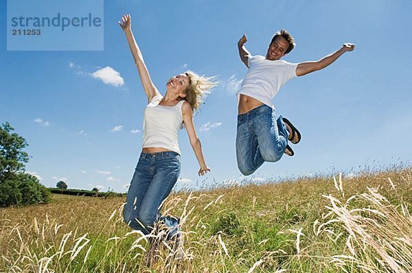 Pärchenspringen auf einem Feld