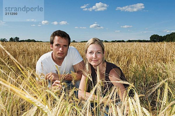 Paar in einem Weizenfeld