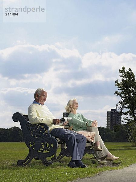 Älteres Paar im Park sitzend