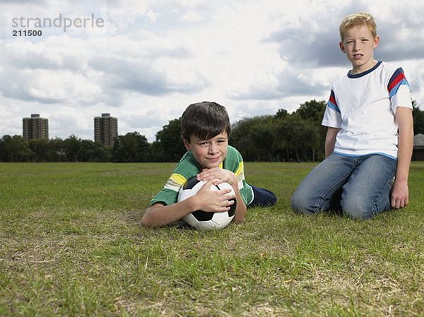 Zwei Jungen mit einem Fußball im Park