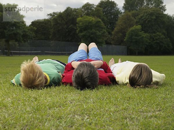 Kinder im Park liegend