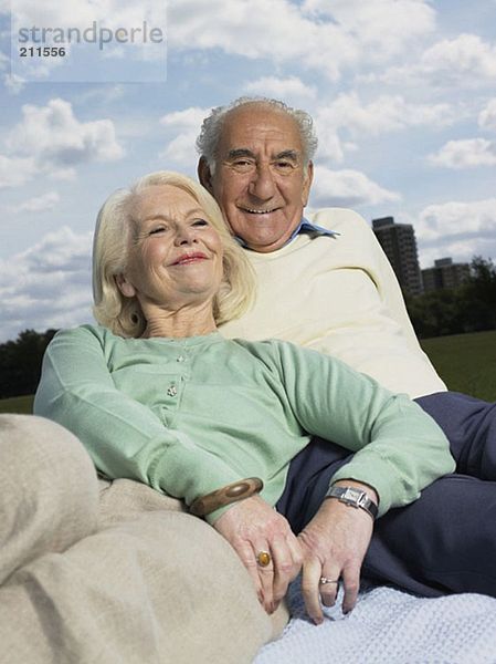 Ältere Paare entspannen sich im Park