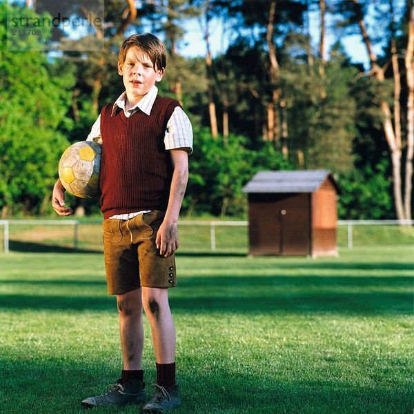Porträt von Junge hält Soccer ball