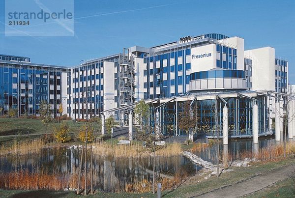 Besinnung medical Gebäudes im Wasser  Fresenius Medical Care AG  Frankfurt  Deutschland