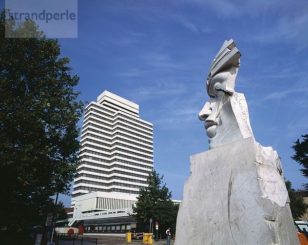 Denkmal Skulptur vor der Stadt Halle  Kaiserslautern Rathaus  Kaiserslautern  Rheinland-Pfalz  Deutschland