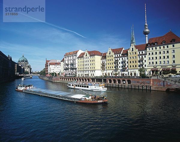 Frachter Segeln am Fluss an Gebäuden in der Stadt  Fluss Spree  Nicolaiviertel  Berlin  Deutschland