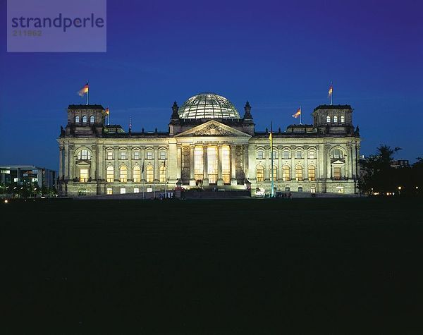 Fassade der Parlamentsgebäude  der Reichstag  Berlin  Deutschland