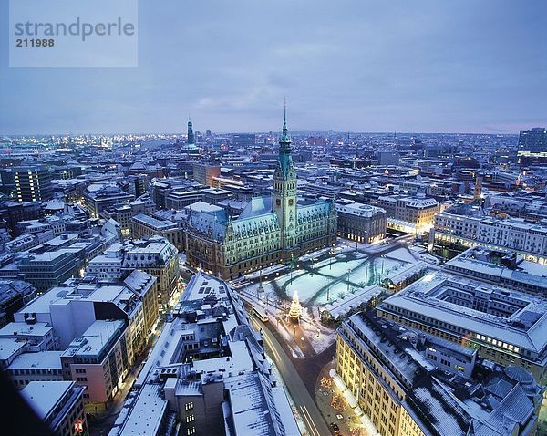 Erhöhte Ansicht der Schnee auf dem Dach der Gebäude in Stadt  Hamburg  Deutschland