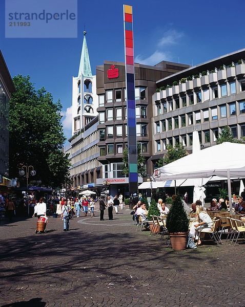 Touristen am Markt in der Stadt  Gelsenkirchen  Deutschland