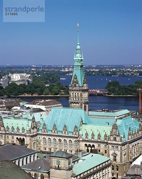 Erhöhte Ansicht von Rathaus  Alster River  Hamburg  Deutschland
