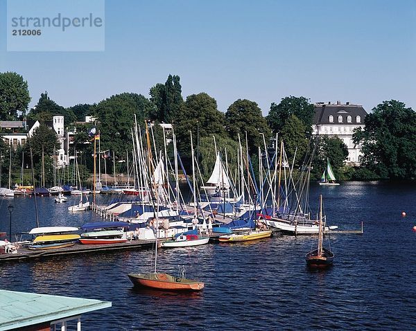 Boote vor Anker am Hafen  Fluss Alster  Hamburg  Deutschland