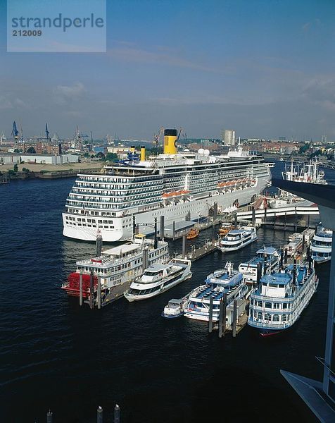 Cruise Ship und Flusskreuzfahrtschiffe Harbor  St. Pauli  Hamburg  Deutschland