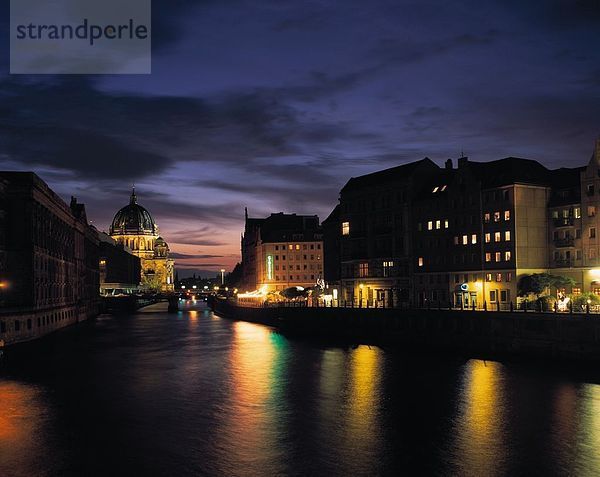 Kanal fließt durch Stadt bei Nacht  Berlin