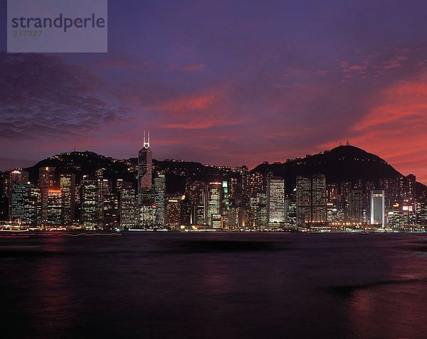 Stadt am Waterfront beleuchtet nachts  China