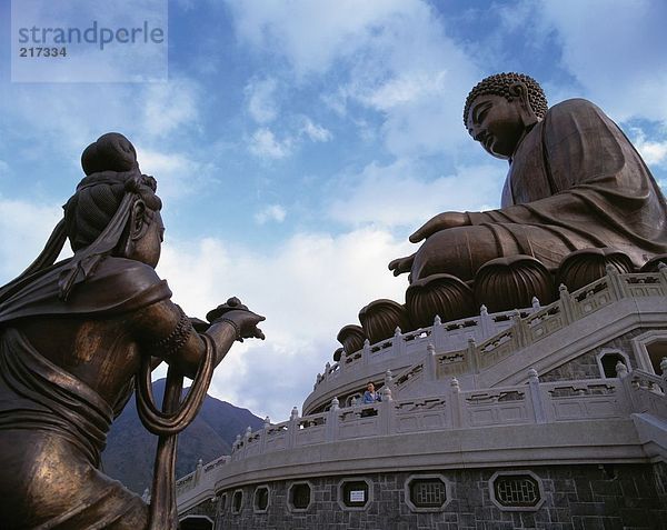 Skulptur vor der Buddha-Statue  Po-Lin-Kloster  Lantau  Hong Kong  China