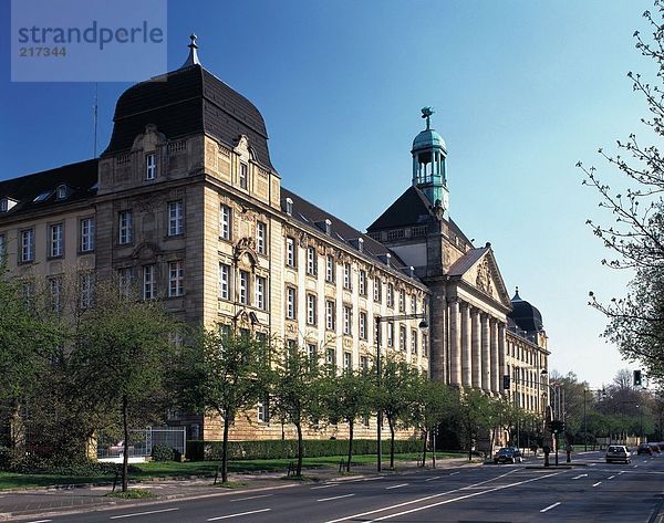 Regierungsgebäude am Straßenrand  Düsseldorf  Deutschland