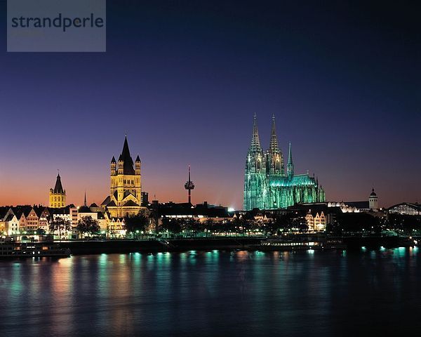 Stadt am Waterfront beleuchtet bei Nacht  Bayern  Deutschland
