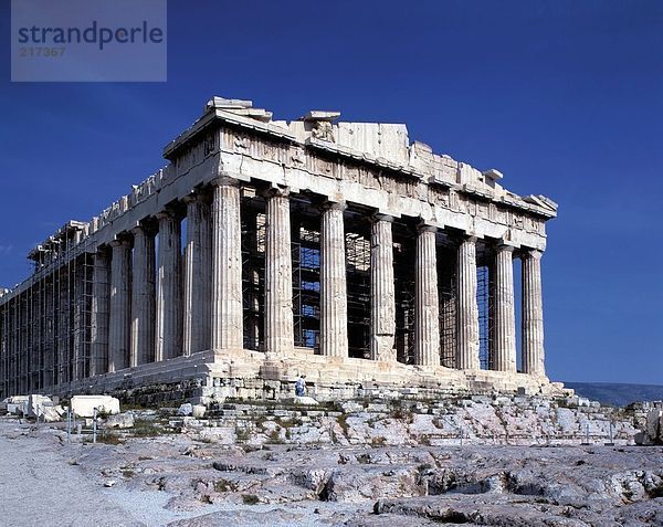 Alte Ruinen der alten römischen Tempel gegen blauen Himmel  Akropolis  Athen  Griechenland