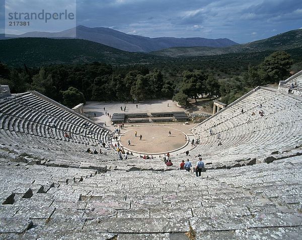 Erhöhte Ansicht der Touristen in Amphitheater  Peloponnes  Griechenland