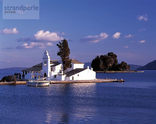 Boot vertäut Kirche Insel