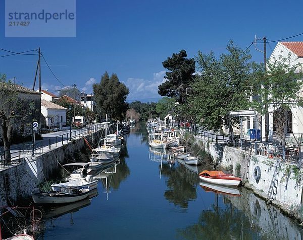 Boote vor Anker in Kanal