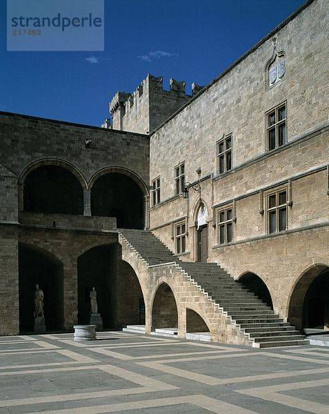 Leere Innenhof der Kathedrale  Rhodes  Griechenland