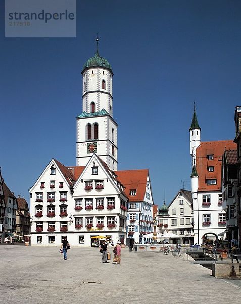 Touristen am Marktplatz vor der Pfarrkirche St. Martin Kirche  Biberach in Baden-Württemberg  Deutschland