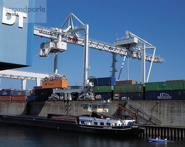 Container und Kran in Harbor  Ruhrort  Duisburg  Nordrhein-Westfalen  Deutschland
