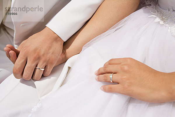 Hände von Braut und Bräutigam