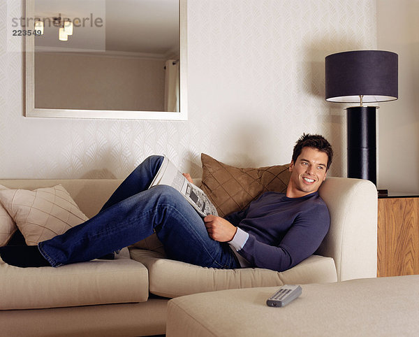 Mann entspannt auf dem Sofa