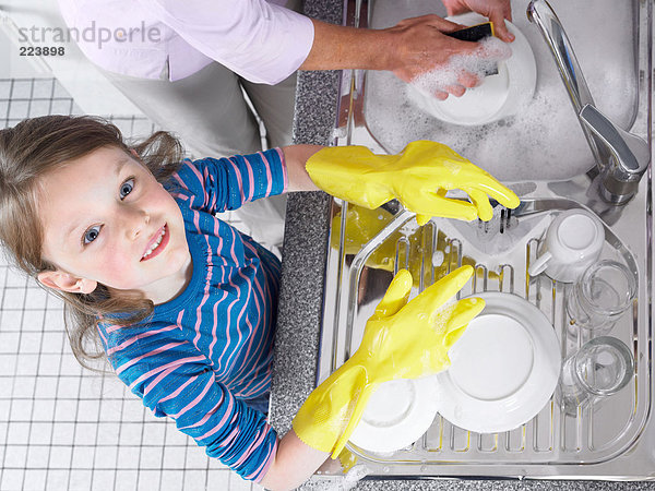 Mädchen hilft beim Abwaschen