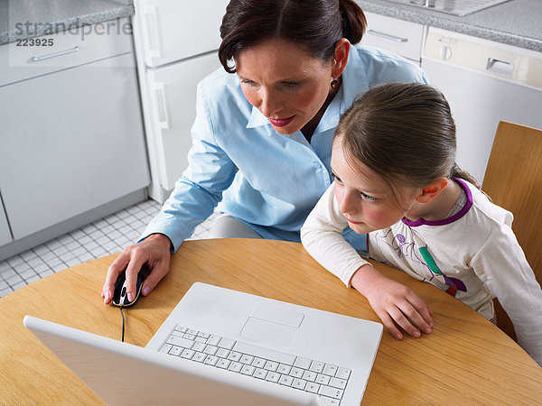 Mutter und Tochter mit Laptop-Computer