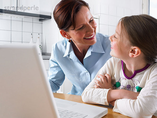 Mutter und Tochter mit Laptop-Computer