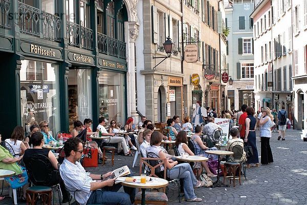 Touristen am Bürgersteig Café in der Stadt Lausanne  Schweiz