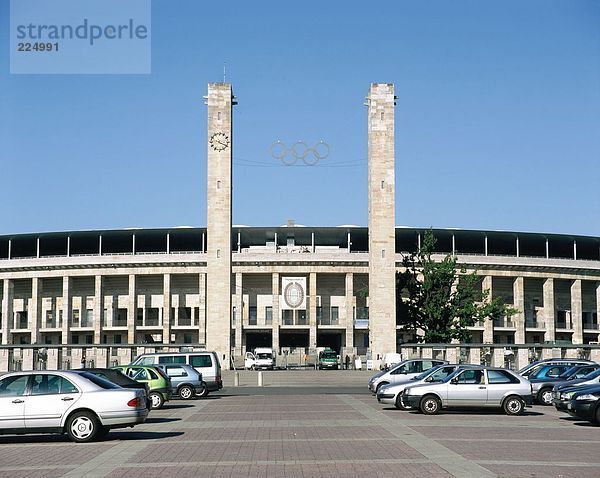 Autos geparkt außerhalb der Stadium  Olympiastadion  Berlin  Deutschland