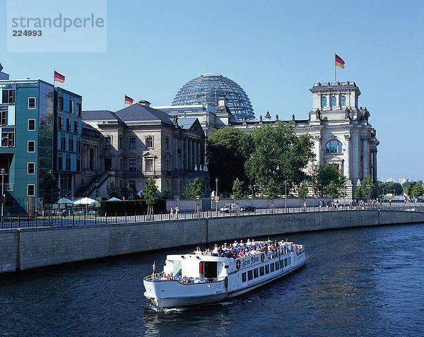 Boot im Fluss  Bundestag  Reichstag  Tiergarten  Berlin  Deutschland