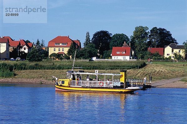 Menschen auf einer Tour Boot im Wasser  Fluss Elbe  Dresden  Sachsen  Deutschland