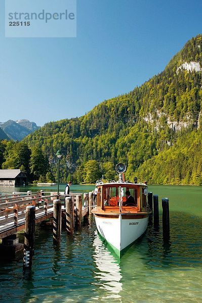 Boot im Hafen  See Königssee  Berchtesgaden  Bayern  Deutschland