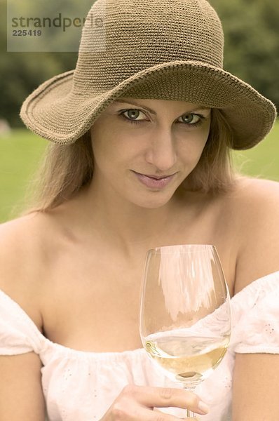 Portrait of Frau hält Weinglas