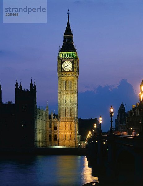 Uhrturm beleuchtet am Ufer  Big Ben  London  England
