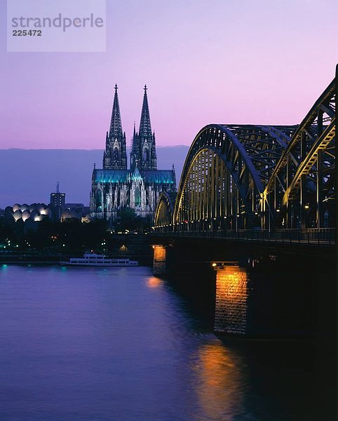 Eisenbahnbrücke über River bei Dämmerung  Hohenzollernbrücke  Köln  Deutschland
