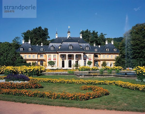 Formalen Garten vor Palace  Schloss Pillnitz  Dresden  Deutschland