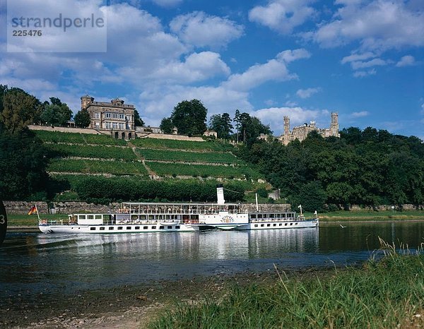 Touristen auf Tour Boot im Fluss  Elbe  Dresden  Deutschland