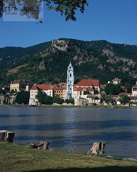 Stadt am Waterfront mit Burg auf Hügel im Hintergrund  Duernstein Schloss  Österreich